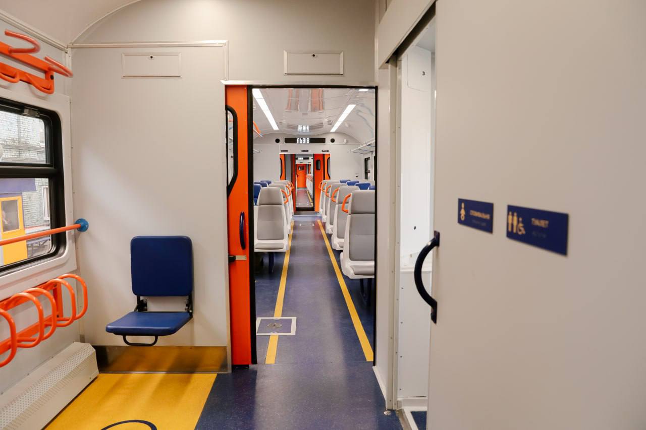 УЗ показала современную электричку, которая вскоре выйдет на маршрут (фото)